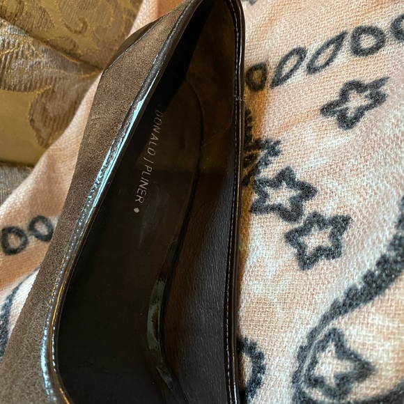 Donald Pliner Pumps  Gorgeous! Like new. Size 8.5 M - Picture 3 of 7